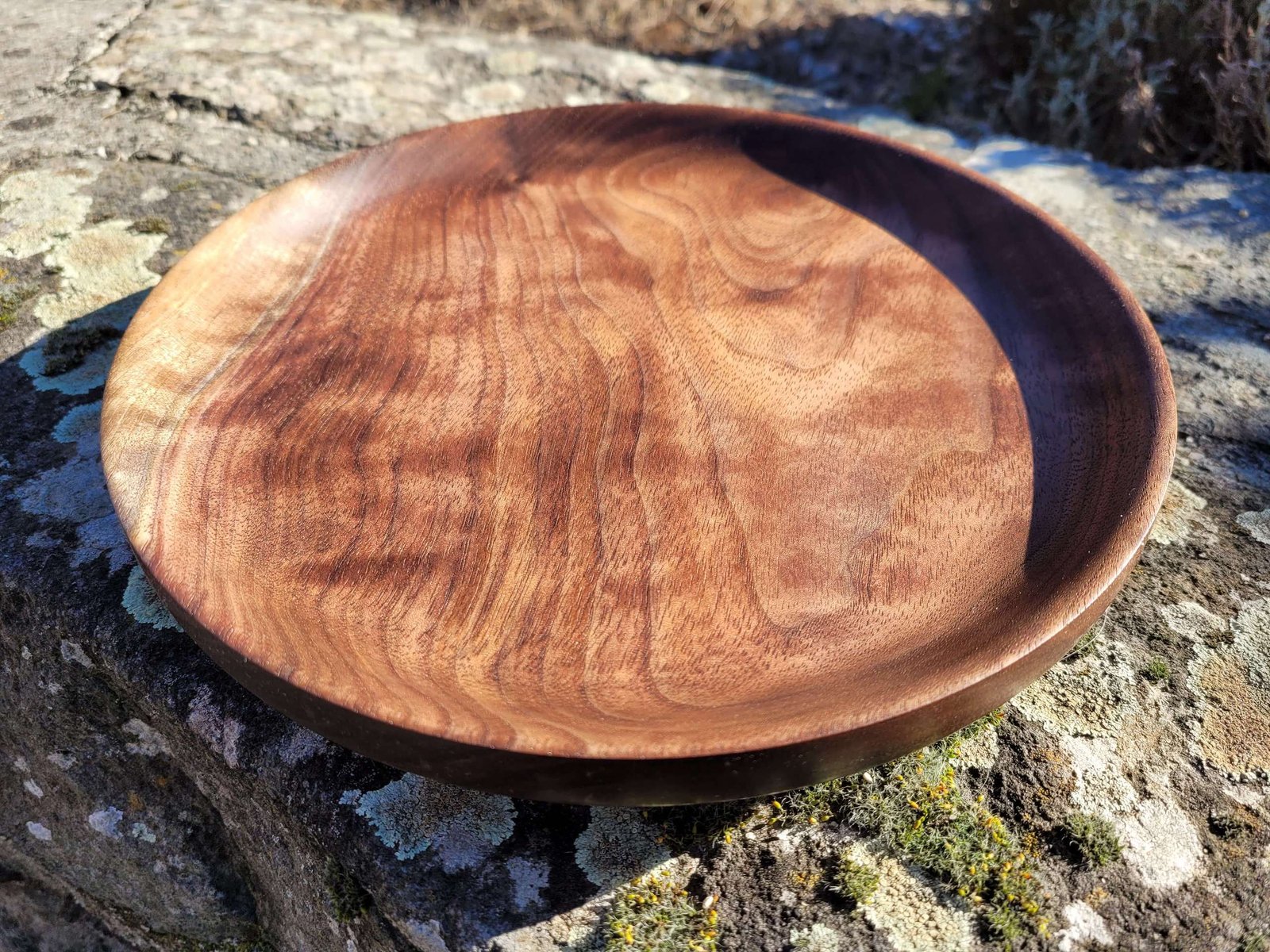 Assiette plate en noyer vue de dessus