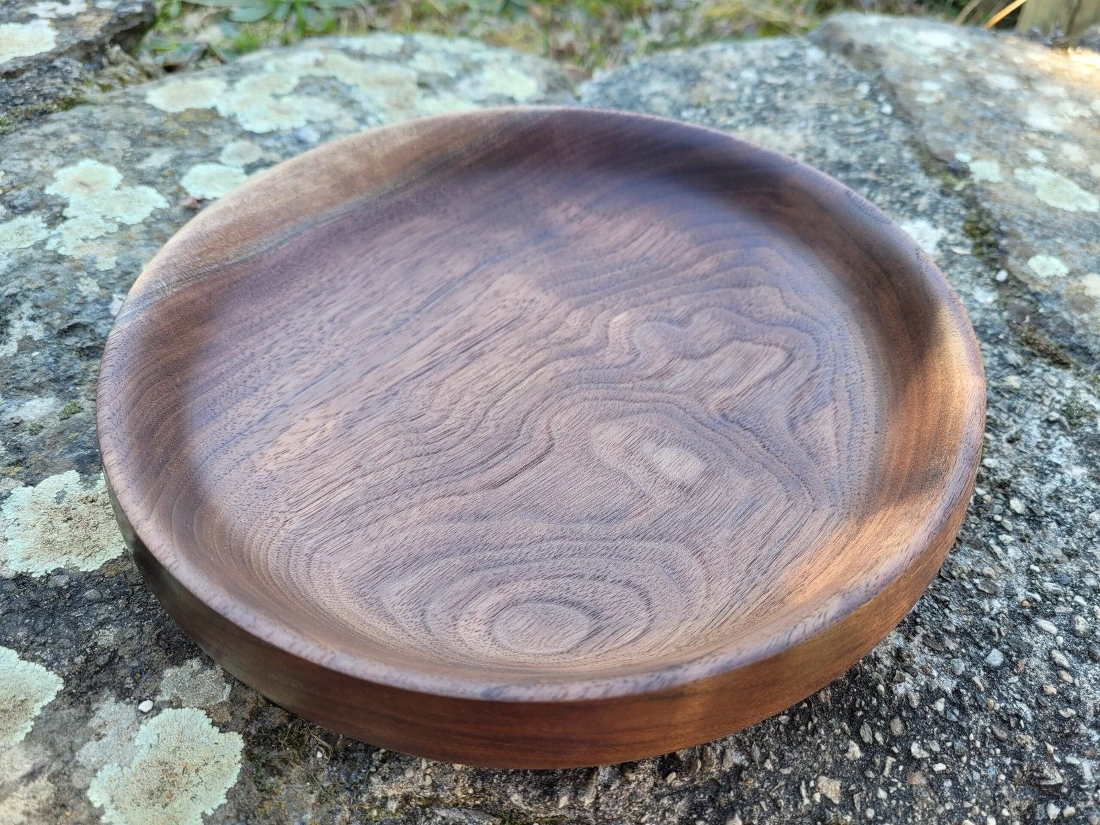 Photo assiette creuse en noyer vu de dessus