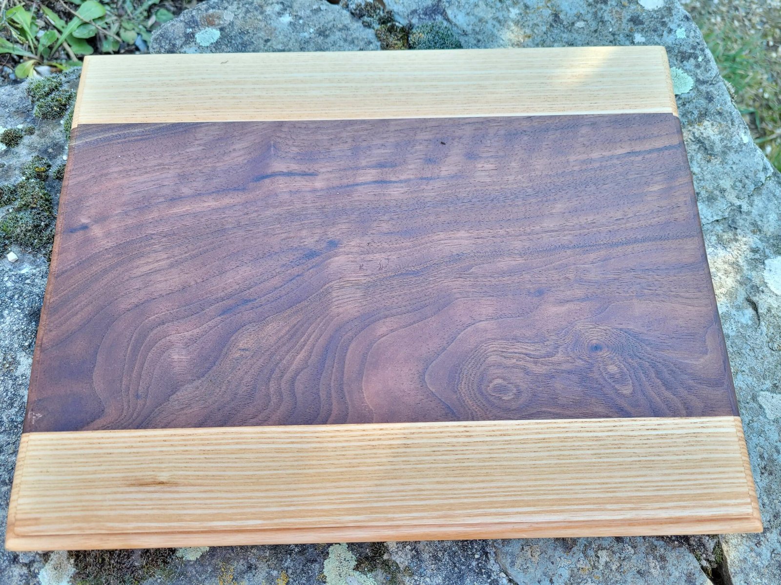 Planche à découper ou de service en noyer et frêne vue de dessus