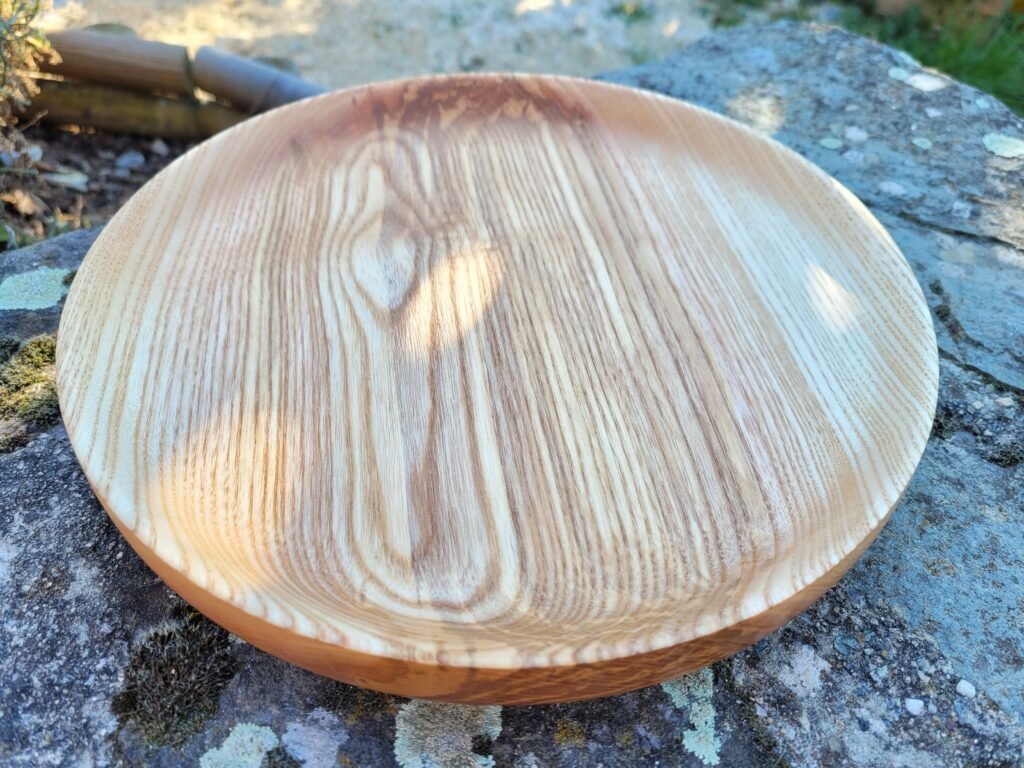 Photo assiette plate en frêne vue de dessus