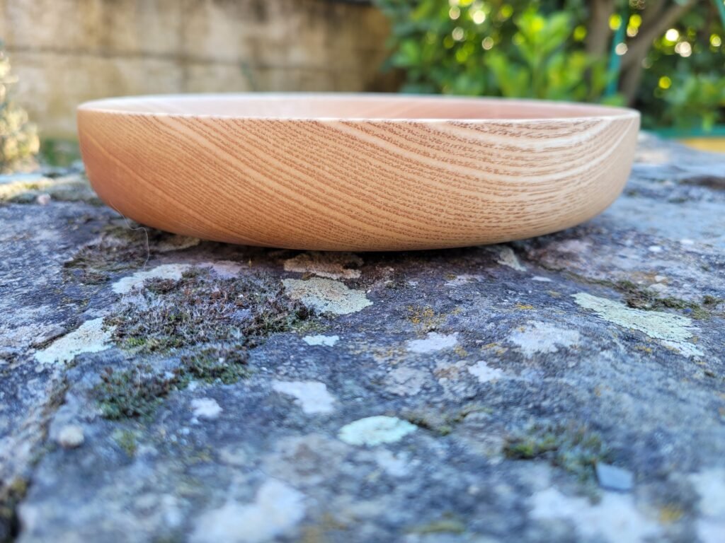 Photo assiette creuse en frêne vue de côté