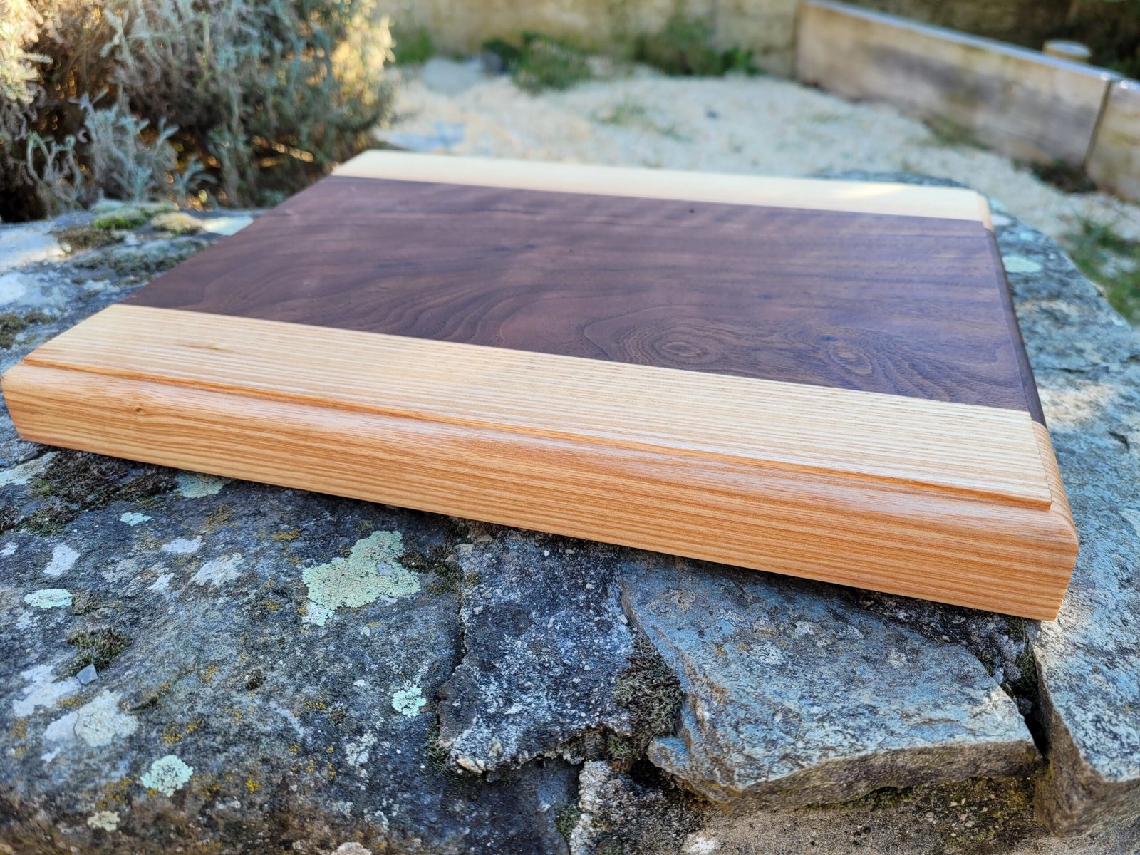 Planche à découper ou de service en noyer et frêne vue de côté