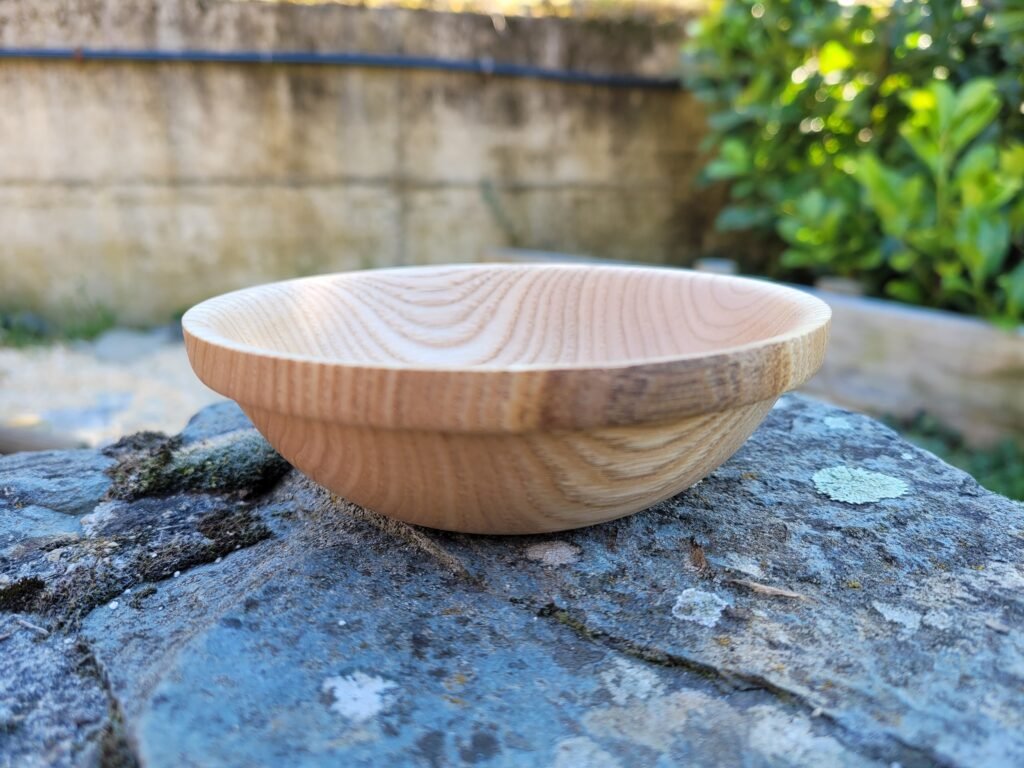 Bol en châtaignier tourné sur bois vu de côté