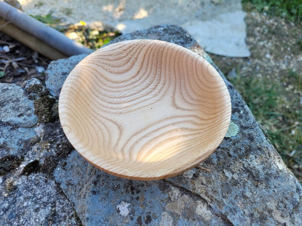 Bol en châtaigner tourné sur bois vu de dessus