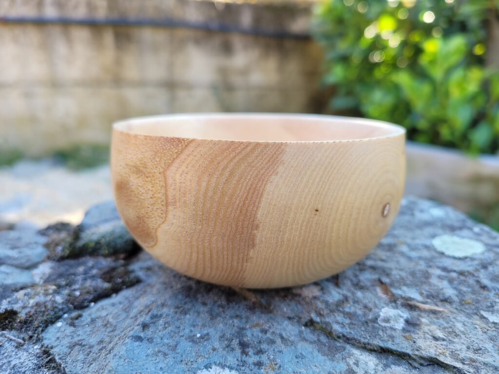 Bol en frêne tourné sur bois vu de côté