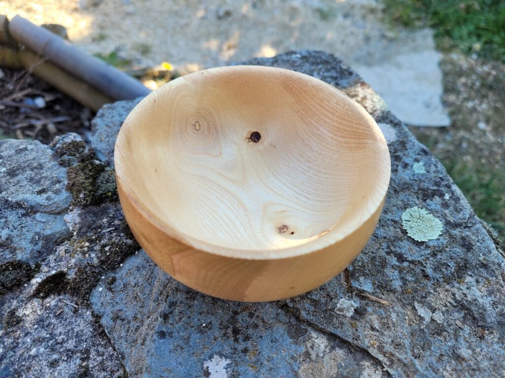 Bol en frêne tourné sur bois vu de dessus